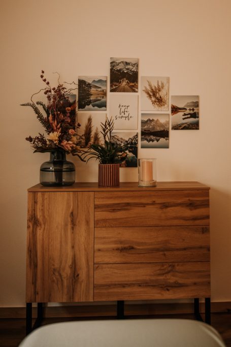 Eingangsbereich der Physiotherapie-Praxis mit Deko-Vase und Kunst an der Wand