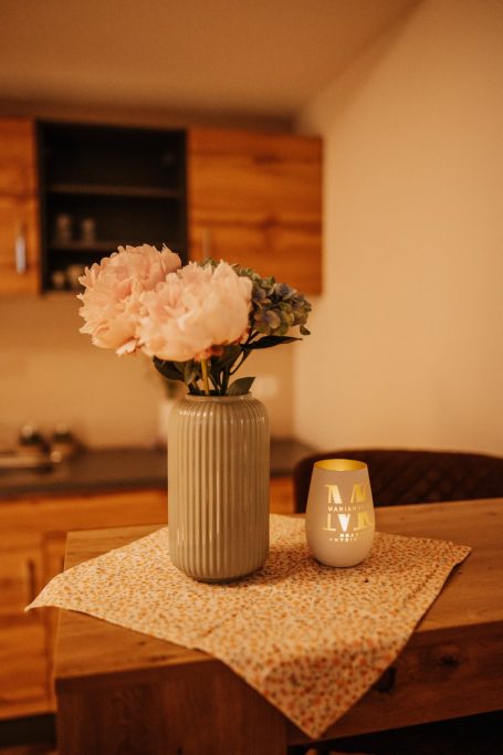 Dekorative Vase mit Kerze in der Küchenzeile der Praxis Marianne Oswald